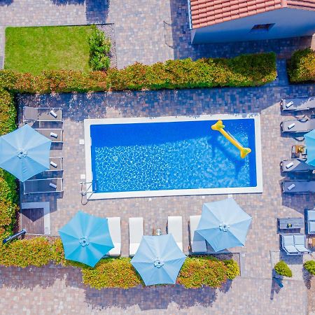 Guest House Flora Pazin Esterno foto