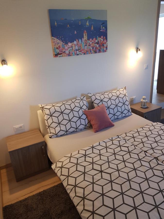 Guest House Flora Pazin Esterno foto