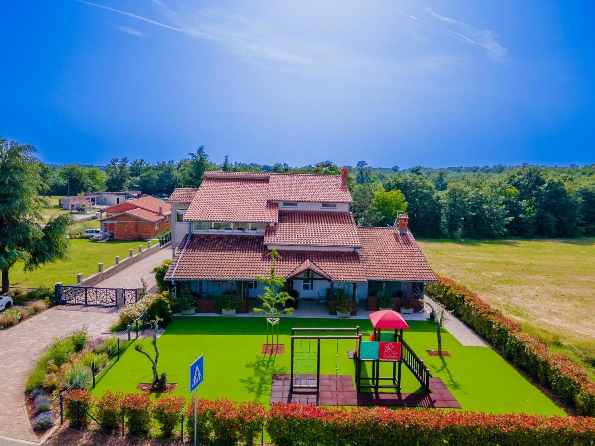 Guest House Flora Pazin Esterno foto