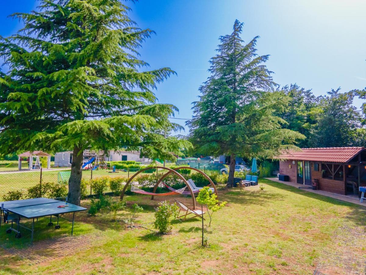 Guest House Flora Pazin Esterno foto