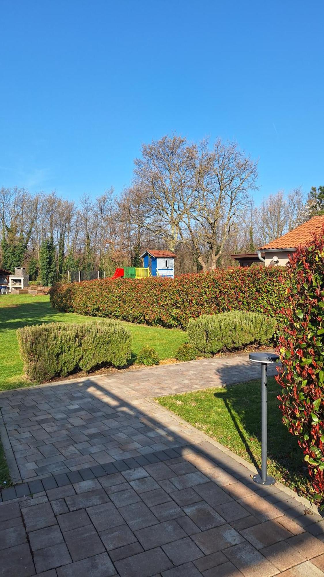 Guest House Flora Pazin Esterno foto