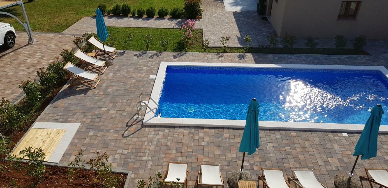 Guest House Flora Pazin Esterno foto