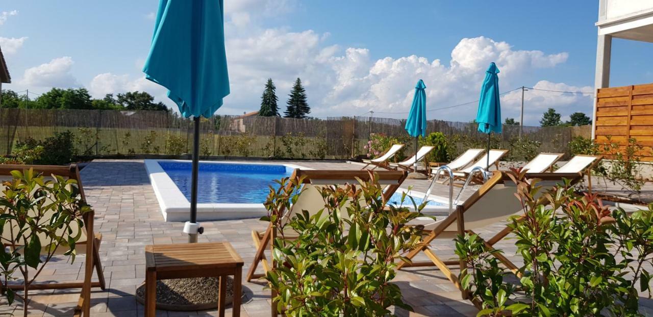 Guest House Flora Pazin Esterno foto